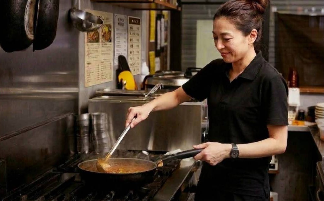 カレーを仕上げる料理人