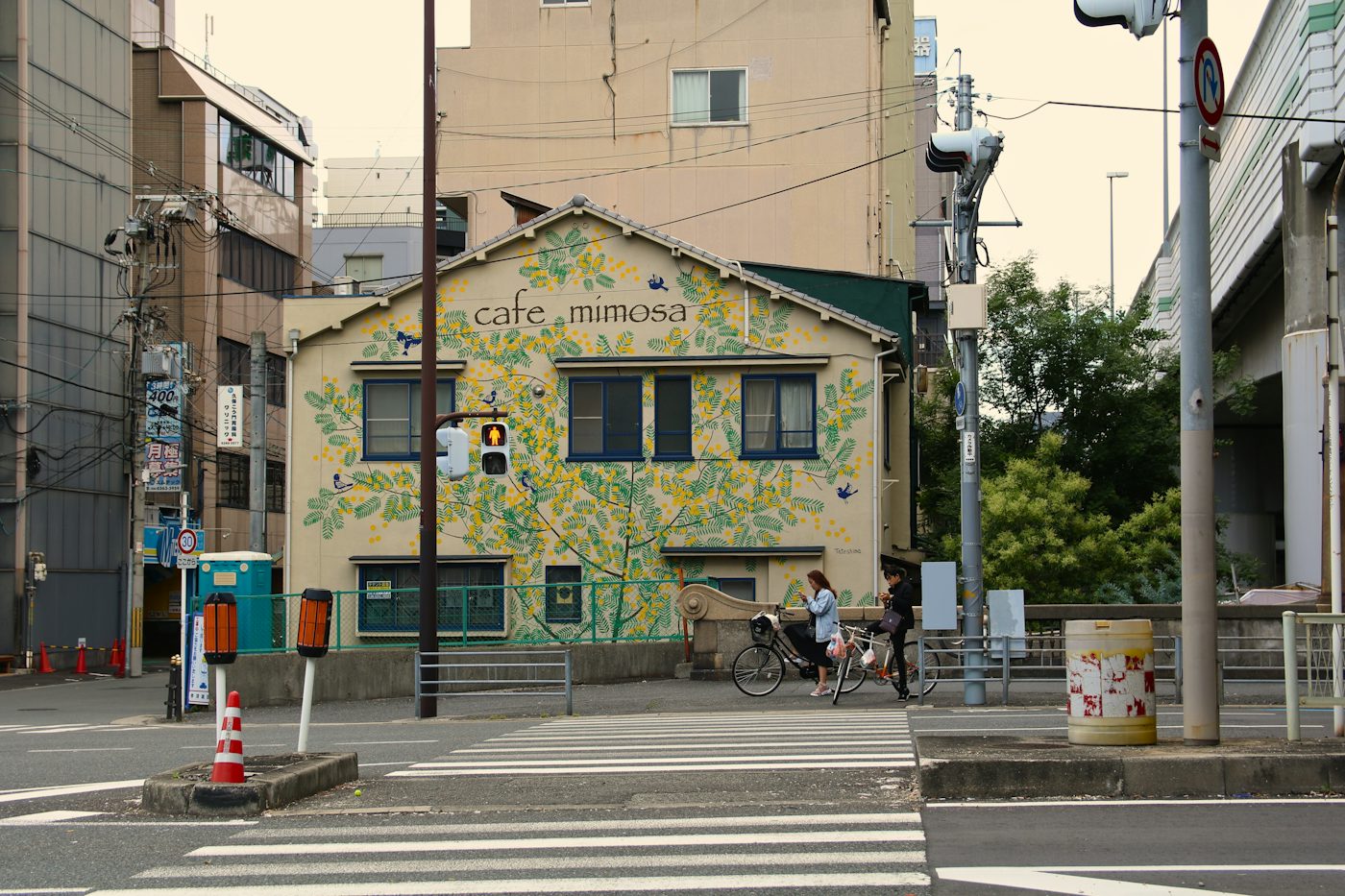 角地の建物と青空
